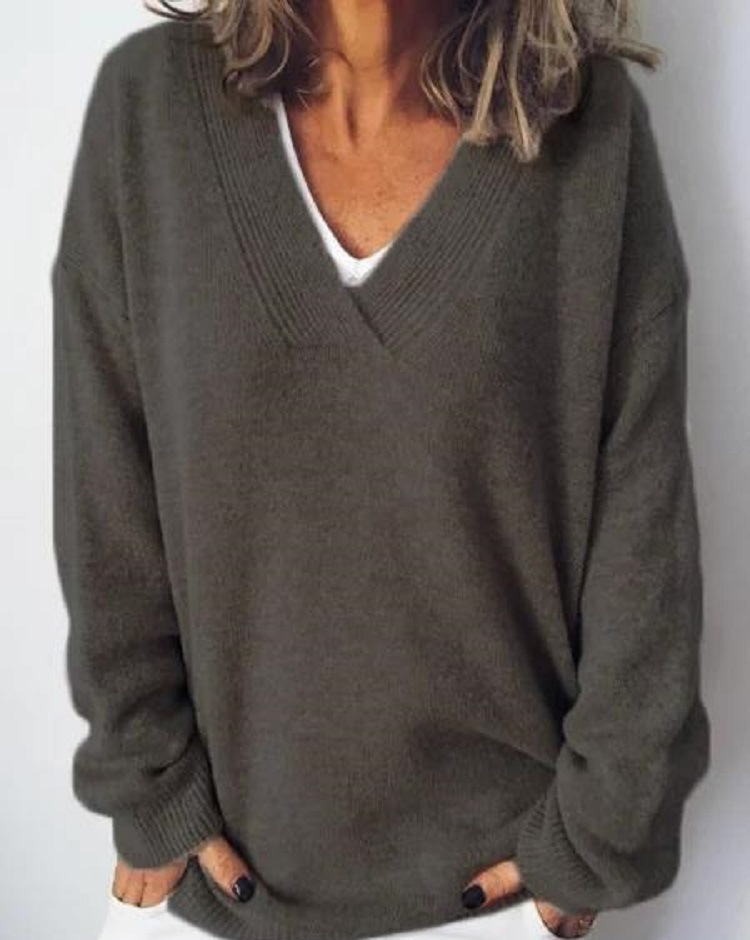 Women's V-Neck Cashmere Blend Pullover Sweater in Relaxed Fit